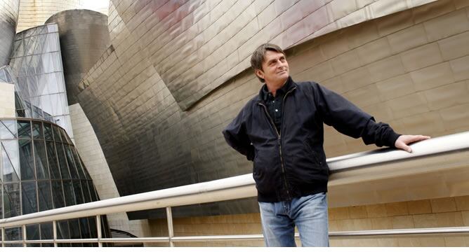 Mike Oldfield en los exteriores del museo Guggenheim, donde ofreció un concierto de presentación de su último álbum 'Music of the Spheres'.