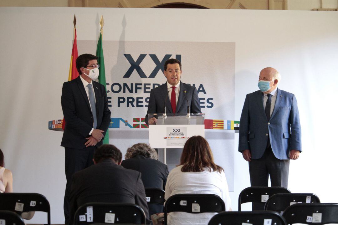 El presidente de la Junta de Andalucía, Juan Manuel Moreno, junto al vicepresidente, Juan Marín (i); y el consejero de Sanidad de la Junta, Jesús Aguirre (d), comparece ante los medios de comunicación en la Sala Santo Domingo del monasterio de Yuso tras la XXI Conferencia de Presidentes en San Millán de la Cogolla, La Rioja (España), a 31 de julio de 2020. La Conferencia de Presidentes busca el consenso para el reparto de los fondos de recuperación europeos por la crisis del coronavirus. 