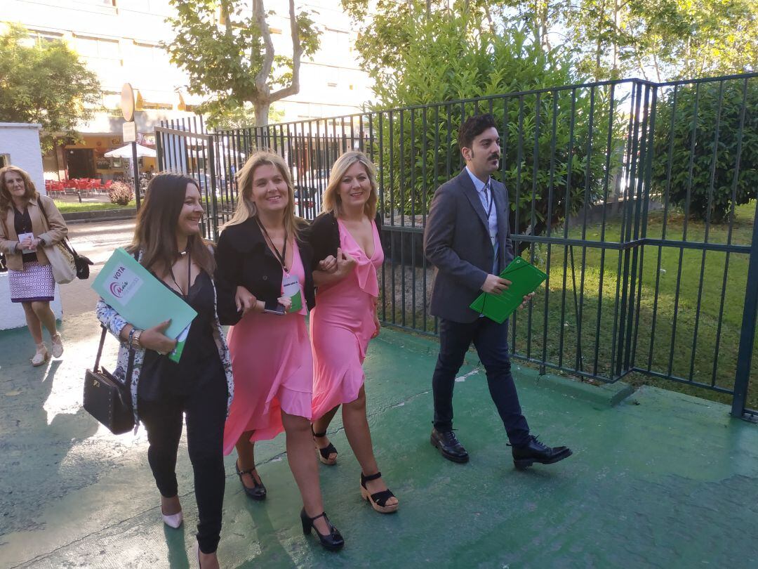 Emilia Esteban junto a su hermana y dos miembros de la candidatura de Más Ponferrada