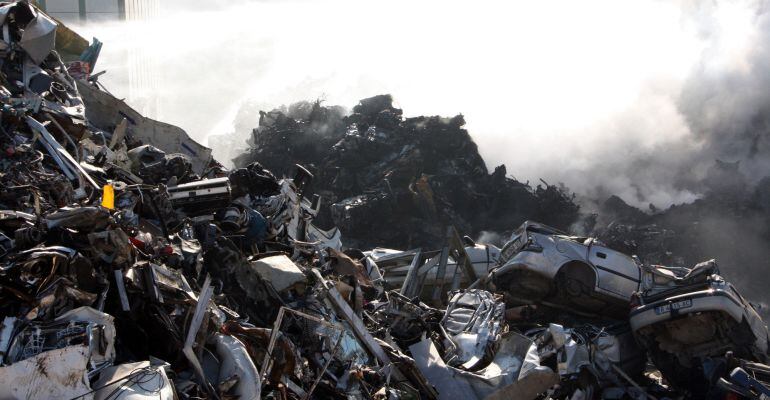 Estabilitzen l'incendi d'indústria a Vallbona d'Anoia però recomanen el confinament de nens i gent gran a Piera i Vallbona