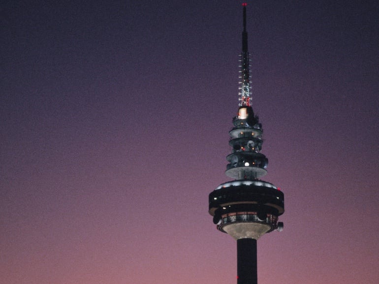 Una imagen nocturna de Torrespaña.