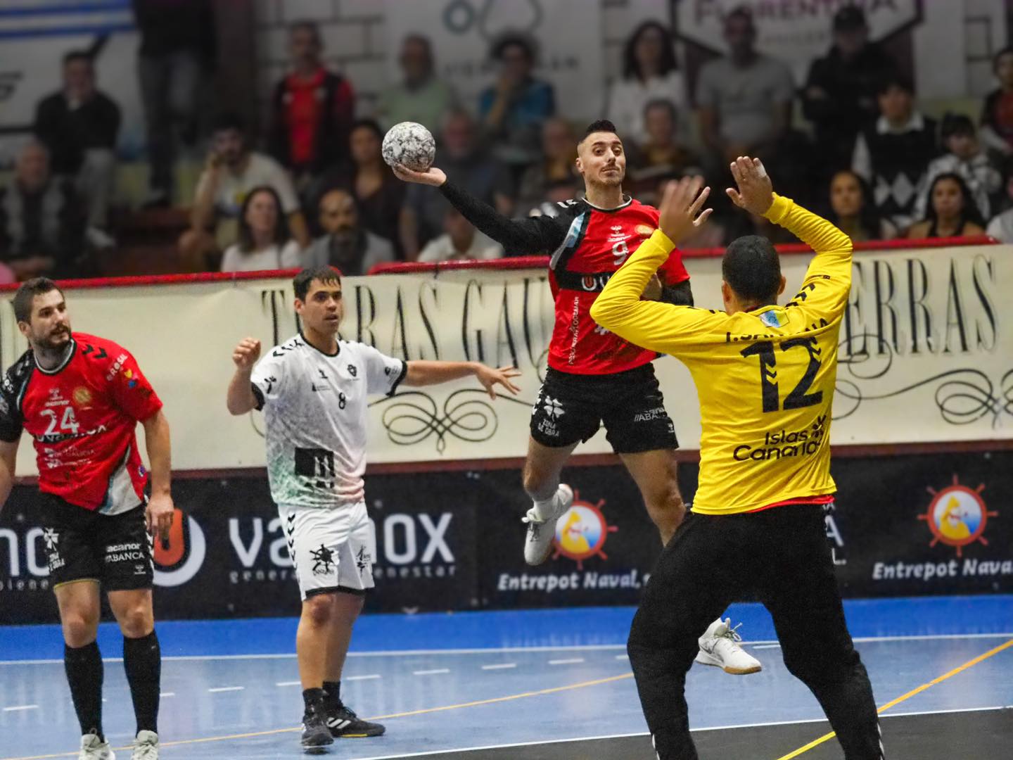 Paula Dacosta lanzando a portería en un partido del Valinox Novás frente a Lanzarote