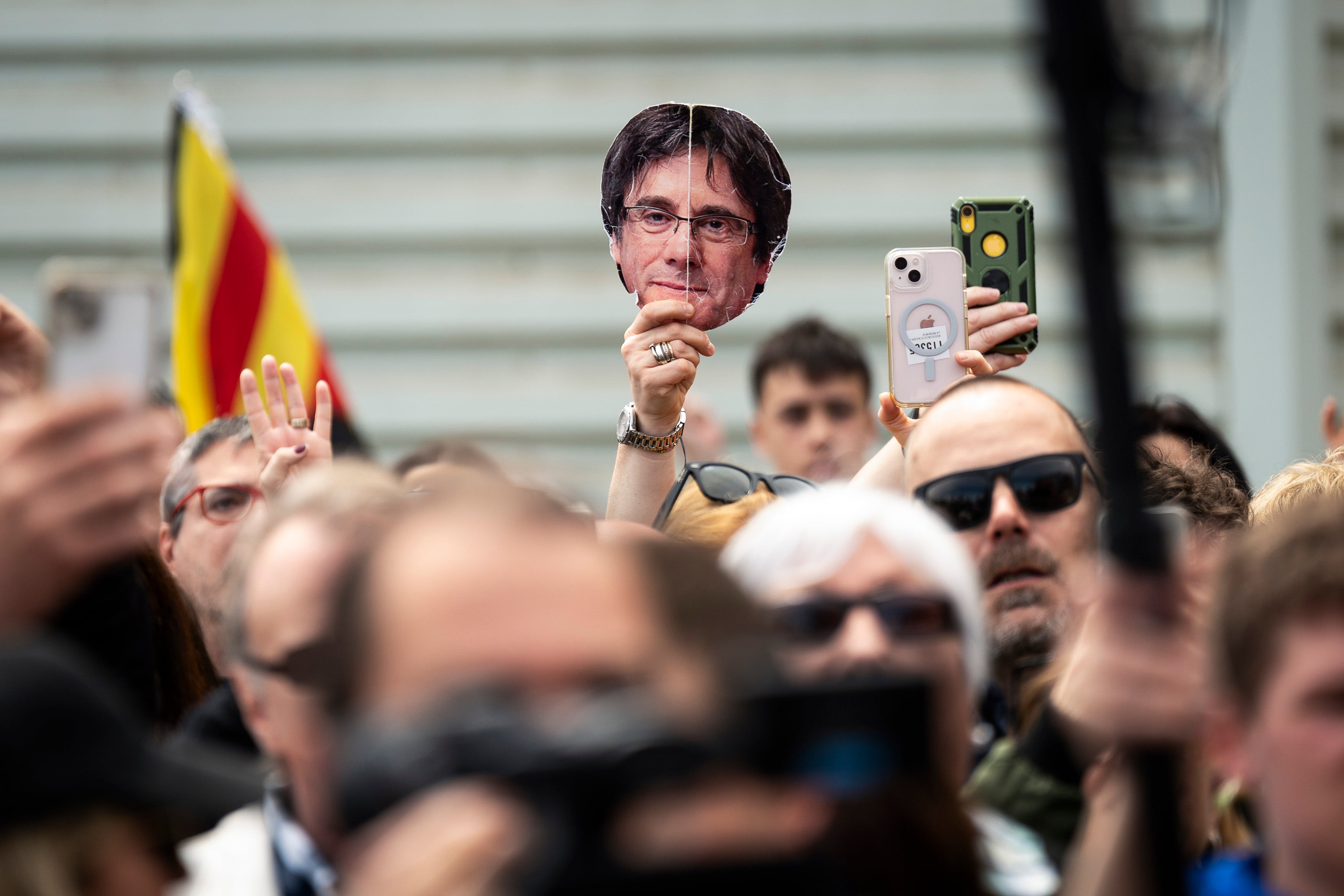 Fotografía del candidato de JxCat a la presidencia de la Generalitat, Carles Puigdemont, vista entre los asistentes al acto electoral de JxCat en Argelès-sur-Mer, este sábado