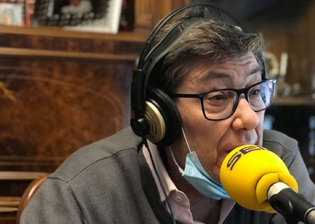 El vicepresidente de Aragón y presidente del PAR, Arturo Aliaga, durante la entrevista desde su casa en La Rebotica de  Radio Zaragoza