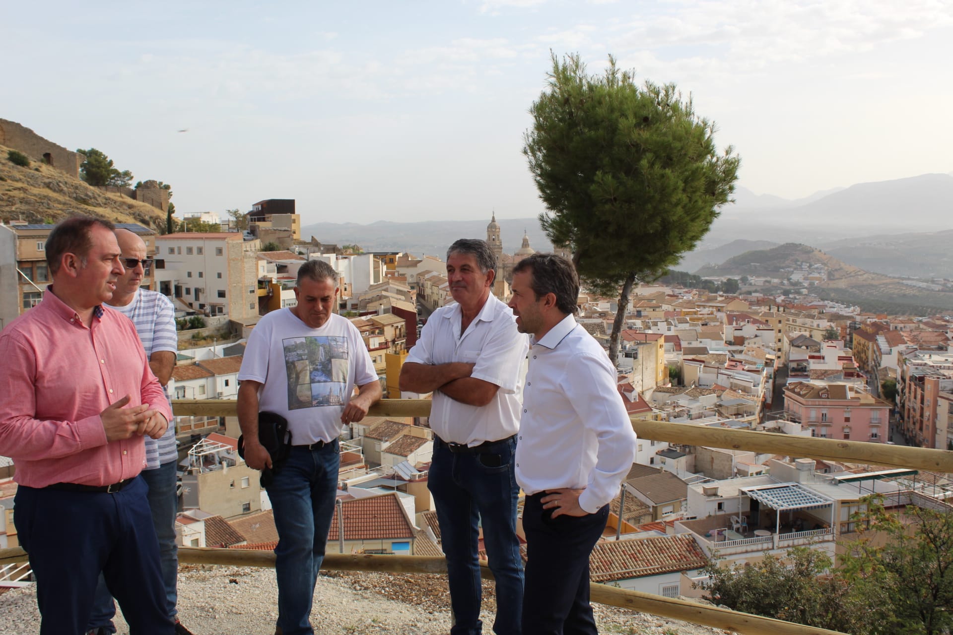 Representantes de la Asociación de Vecinos Entre Cantones, entre ellos su presidente, Dimas García, con el alcalde Jaén, Julio Millán, y el concejal de Mantenimiento, Javier Padorno.