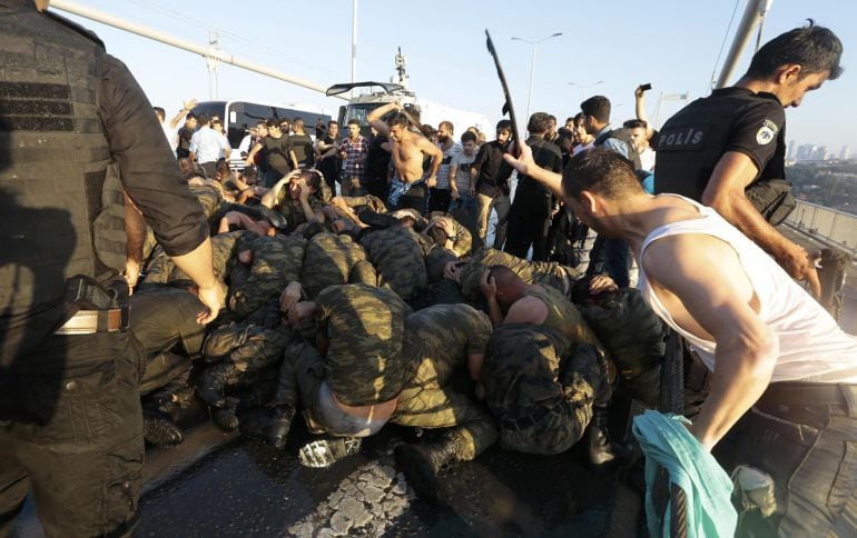 Militares acorralados por la policía y ciudadanos turcos en el puente del Bósforo