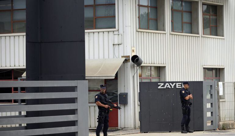   Decenas de agentes de la Policía Nacional registran esta mañana la empresa Zayer de Vitoria, dedicada a la fabricación de maquinaria industrial