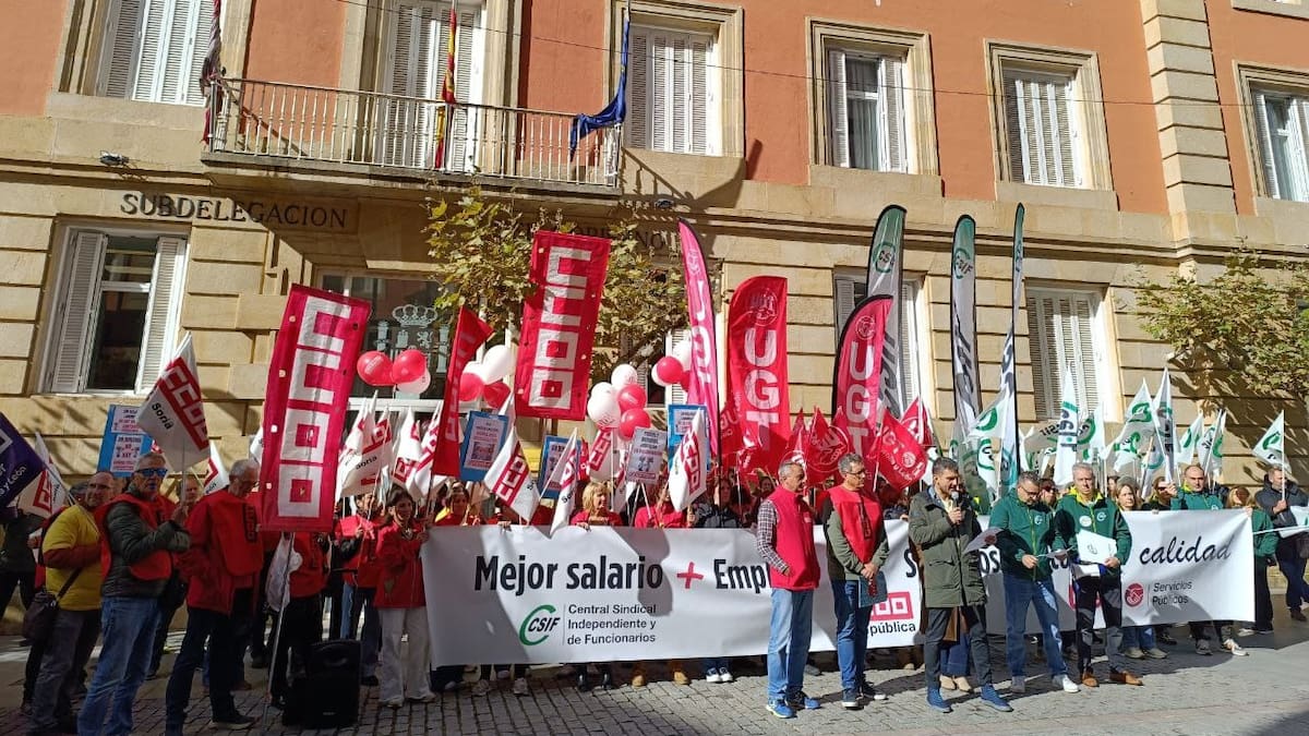 Sindicatos de Soria en Manifestacion - Los sindicatos CSIF, UGT SP y CCOO amenazan con una huelga general si los responsables políticos no se sientan a negociar