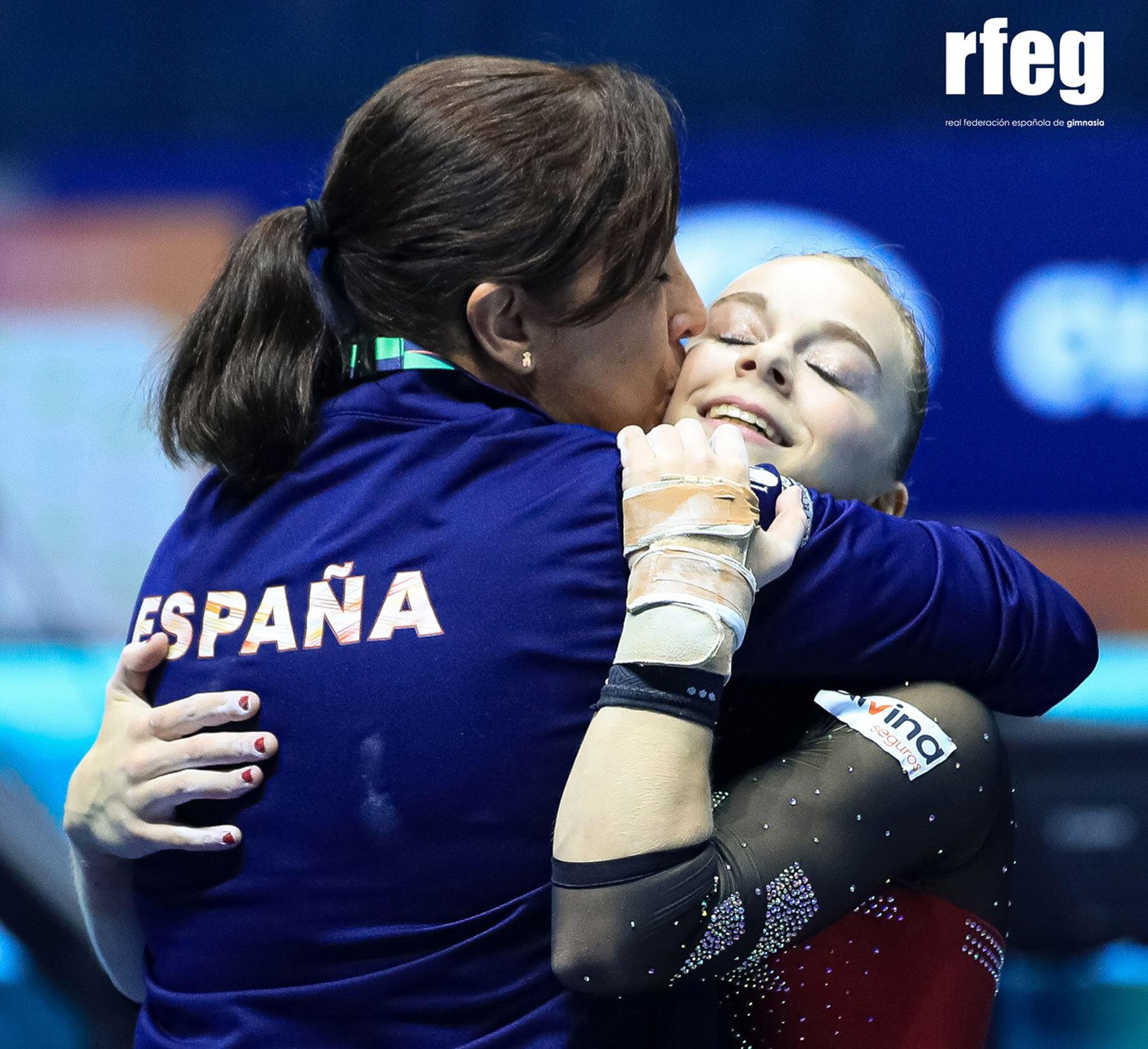 Laura Casabuena siendo abrazada por una de sus entrenadoras al acabar uno de los ejercicios