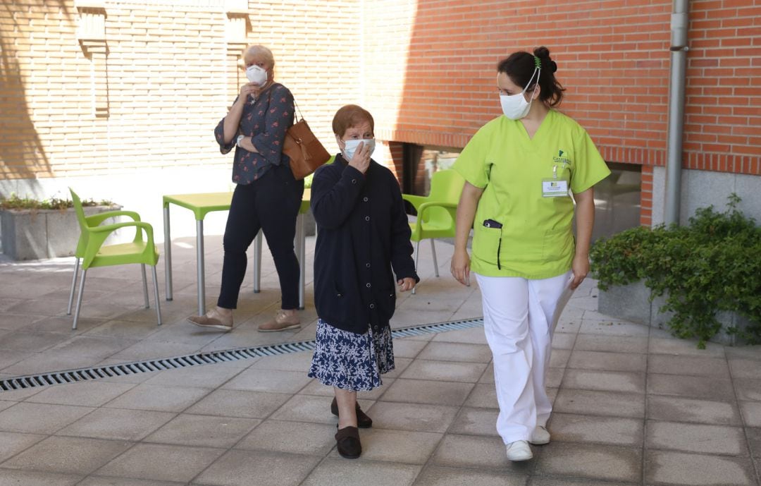 Imagen de una residencia de ancianos tras la visita de un familiar