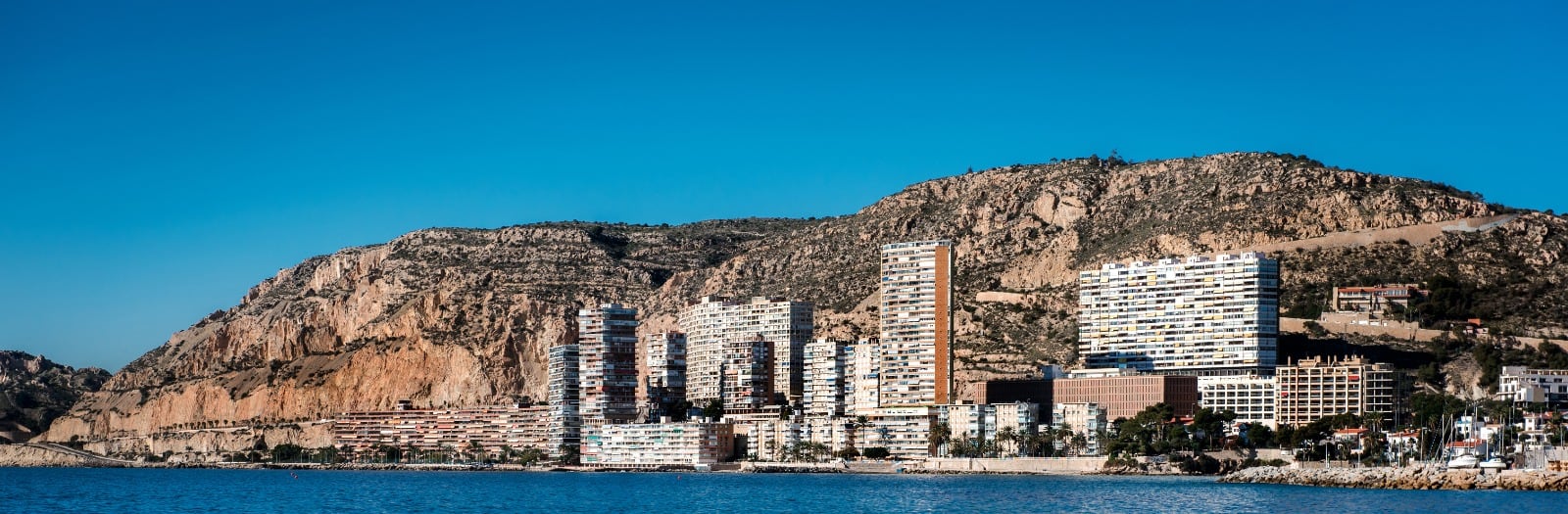 Fachada litoral al pie de la Serra Grossa de Alicante GETTY IMAGES