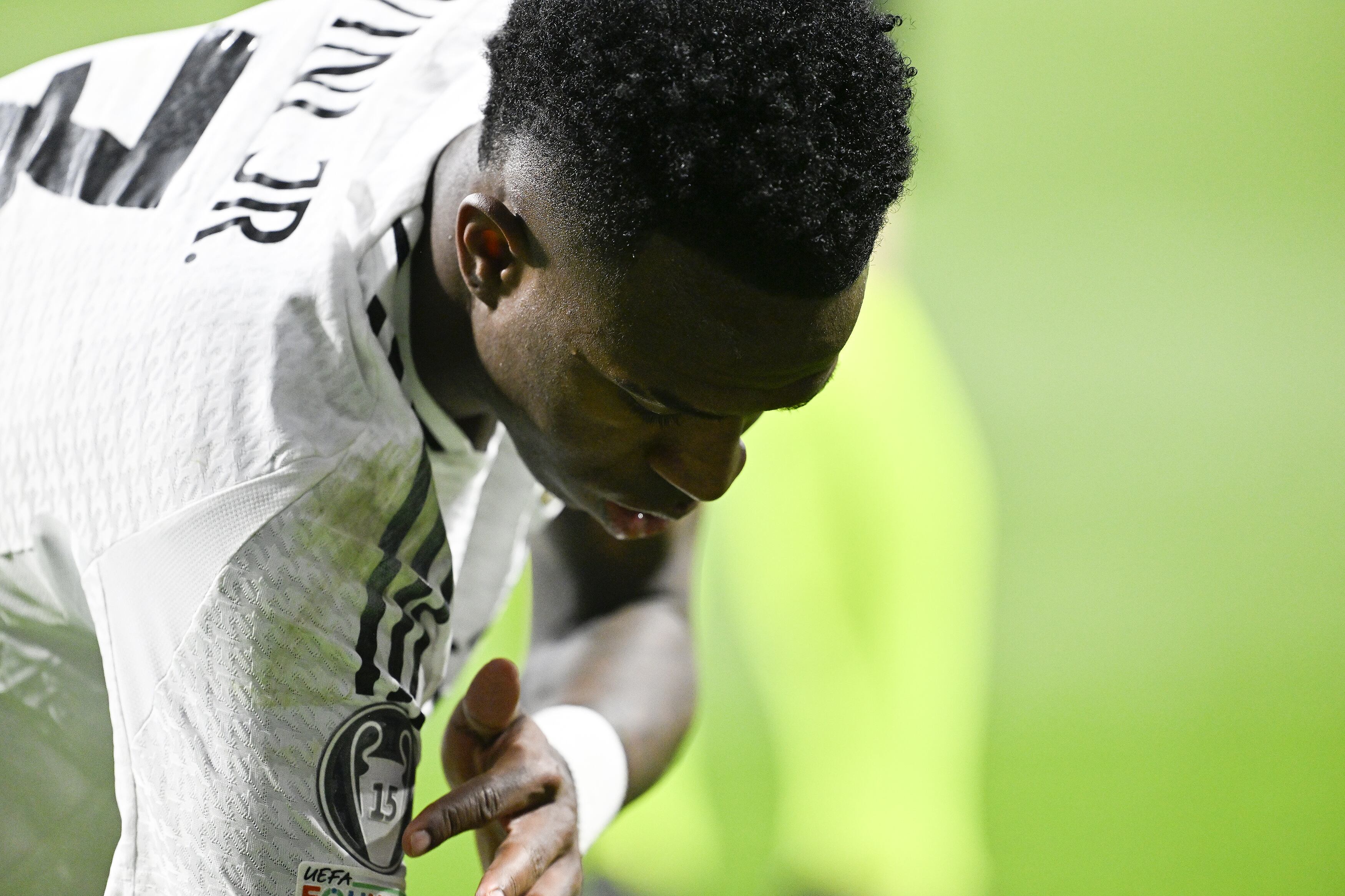 VInicius Júnior muestra el símbolo de las 15 Champions del Real Madrid