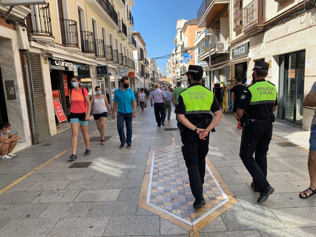 Varios agentes de la Policía Local controlan el cumplimiento de las normas sanitarias en la carrera Espinel