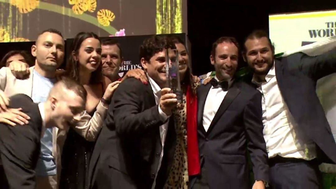 El argentino Mauro Colagreco (Mirazur), sosteniendo el trofeo que le acredita como chef del mejor restaurante del mundo.