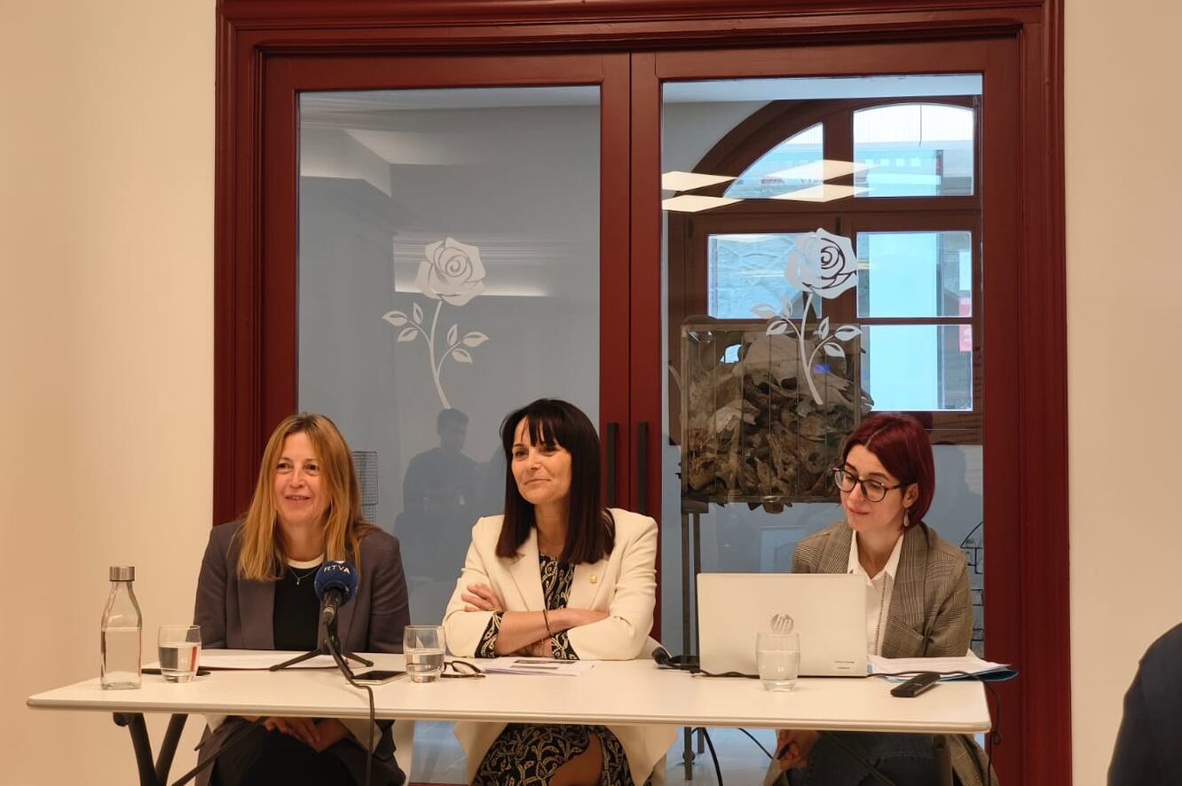 La directora del Departament de Patrimoni Cultural, Isabel de la Parte, la ministra de Cultura, Joventut i Esports, Mònica Bonell, i la cap de l'Arxiu Nacional, Lídia Arbués durant la presentació dels actes del 50è aniversari de l'entitat.