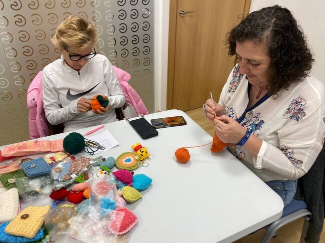 Lo que empezó como una actividad terapéutica personal se ha convertido en una comunidad de apoyo y solidaridad.