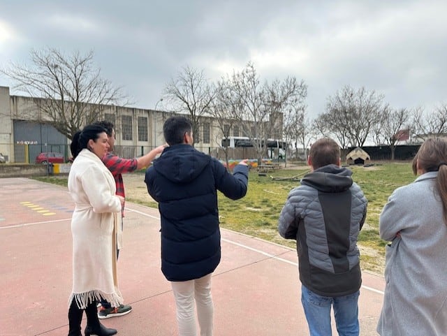 Representantes del centro y del Ayuntamiento de Huesca ven el patio del colegio tal y como está actualmente