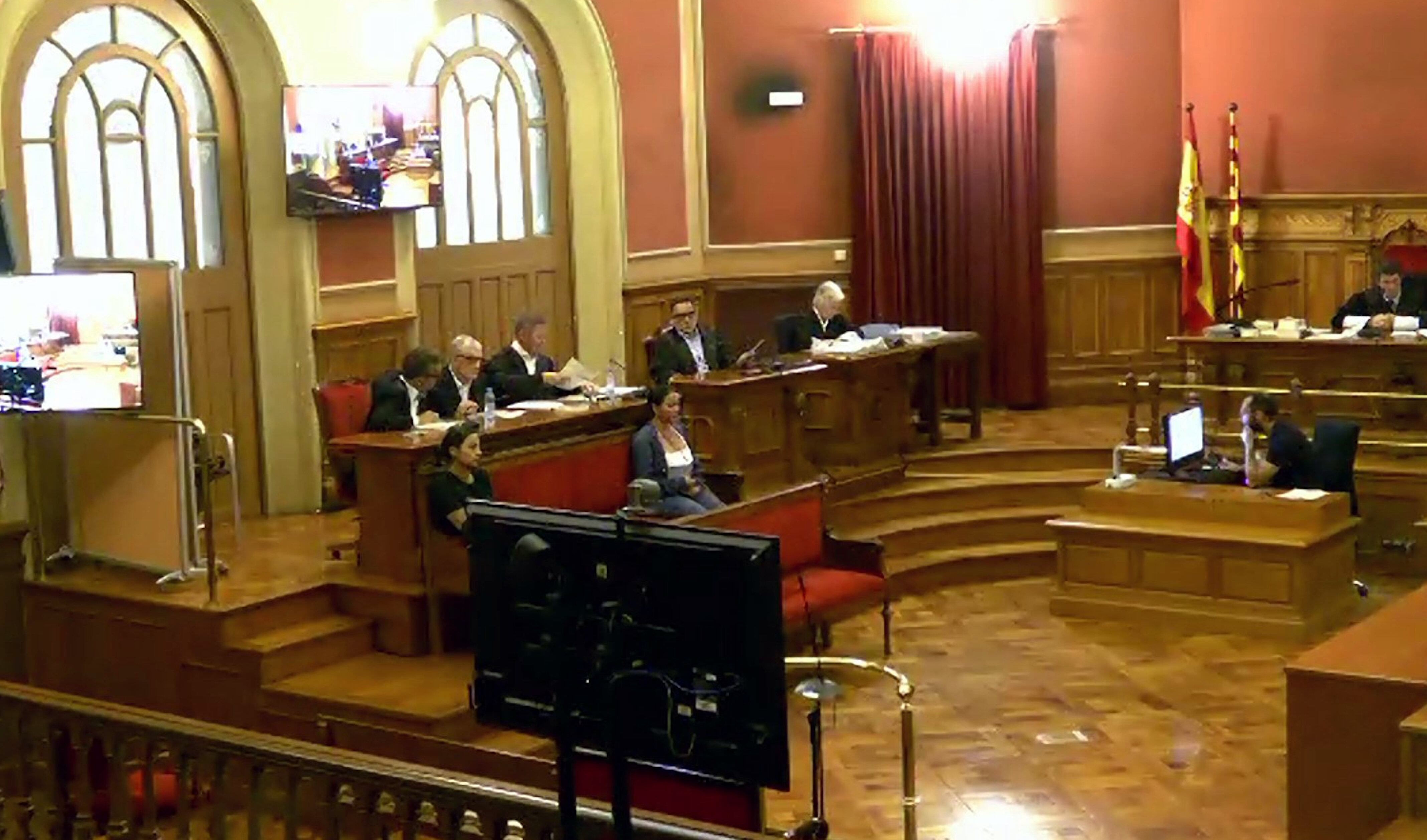 La sala del jurat de l'Audiència de Barcelona durant la lectura del veredicte del jurat popular contra dues dones per la mort a punyalades d'una altra dona a Cornellà el 2020.