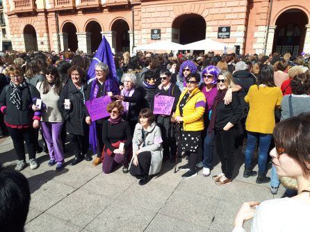 Feministas veteranas en la concentración de mediodía en la pllaza de Unzaga