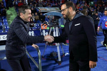 El entrenador del Getafe, José Bordalás (d) y el del Celta de Vigo, Juan Carlos Unzué (i), se saludan momentos antes del partido correspondiente a la vigésimo cuarta jornada de Liga.