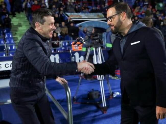 El entrenador del Getafe, José Bordalás (d) y el del Celta de Vigo, Juan Carlos Unzué (i), se saludan momentos antes del partido correspondiente a la vigésimo cuarta jornada de Liga.