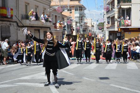 Las comparsas de Elda han abierto el desfile infantil de Petrer