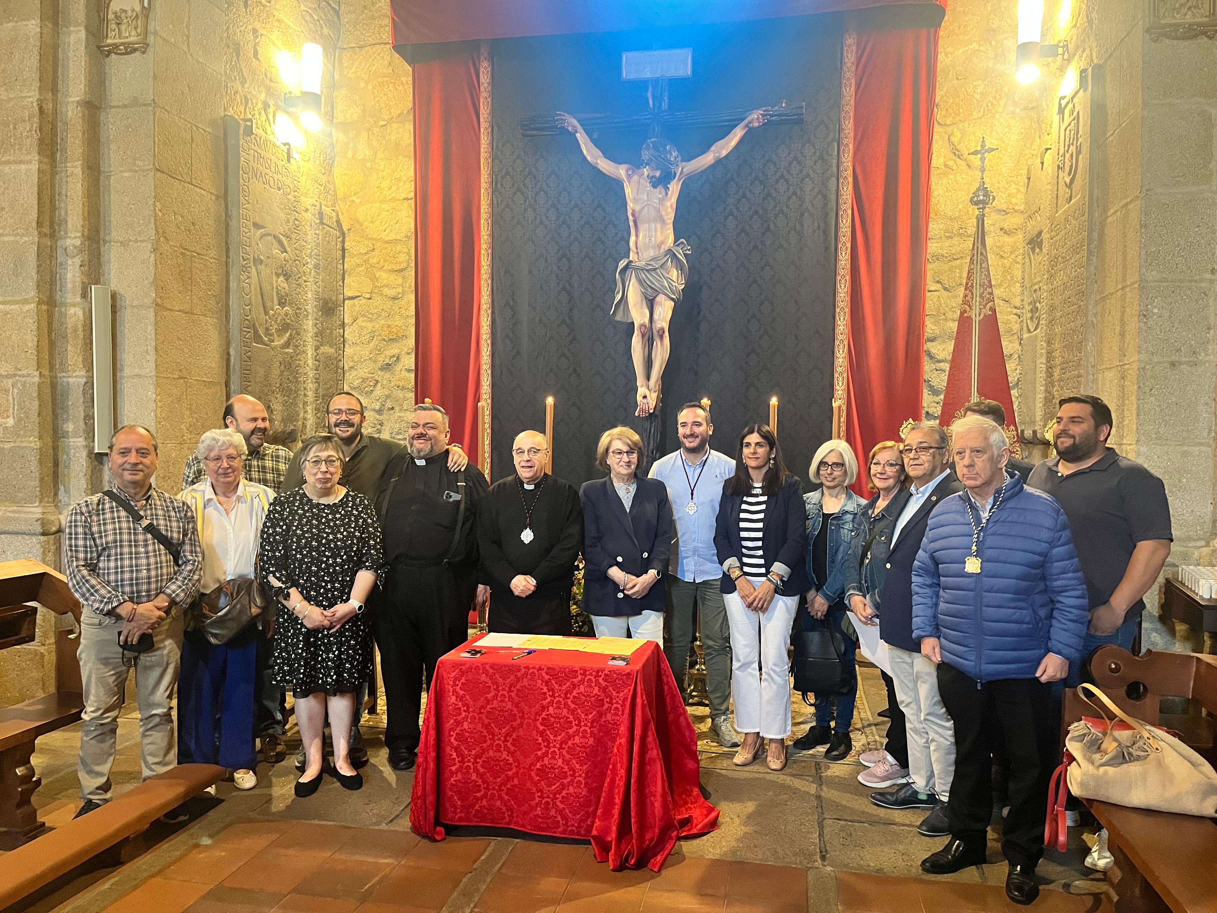 Foto de familia tras la firma del ingreso del Calvario en la Unión de Cofradías.