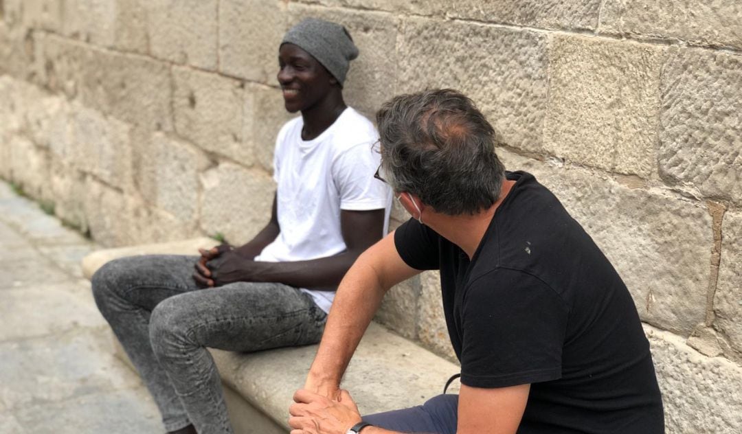 Bru Rovira conversa con Ousmane, que trabaja como recolector de cerezas en Lleida.