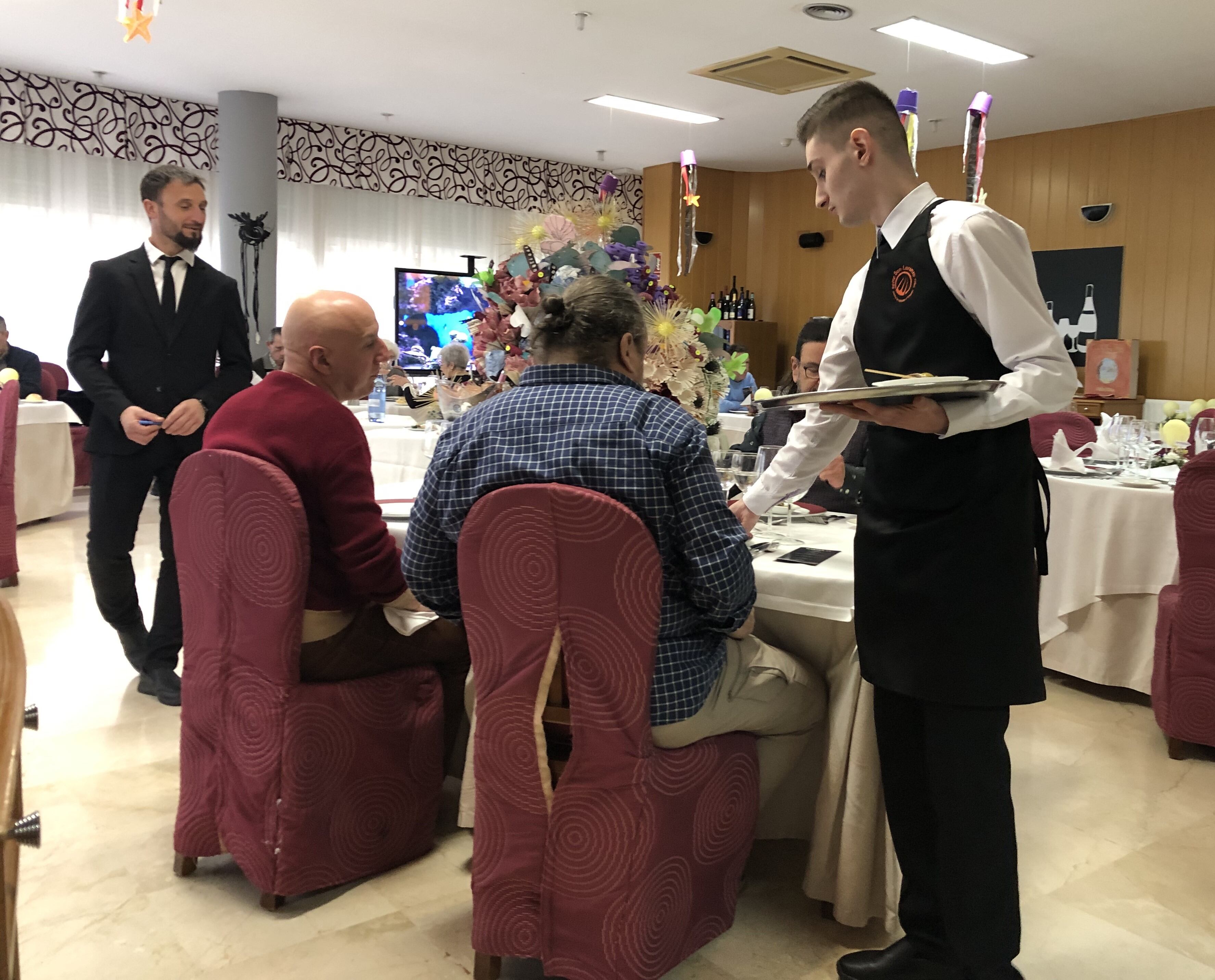 Un momento del servicio de las XXXIII Jornadas Gastronómicas de la Escuela de Hostelería de Huesca