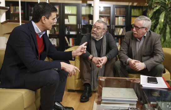 El secretario general del PSOE, Pedro Sánchez, durante la reunión que ha mantenido con los líderes de UGT, Cándido Méndez, y de CCOO, Ignacio Fernández Toxo.