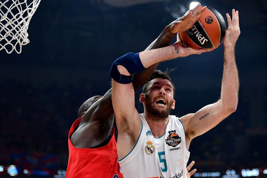 Rudy Fernández intenta tirar a canasta