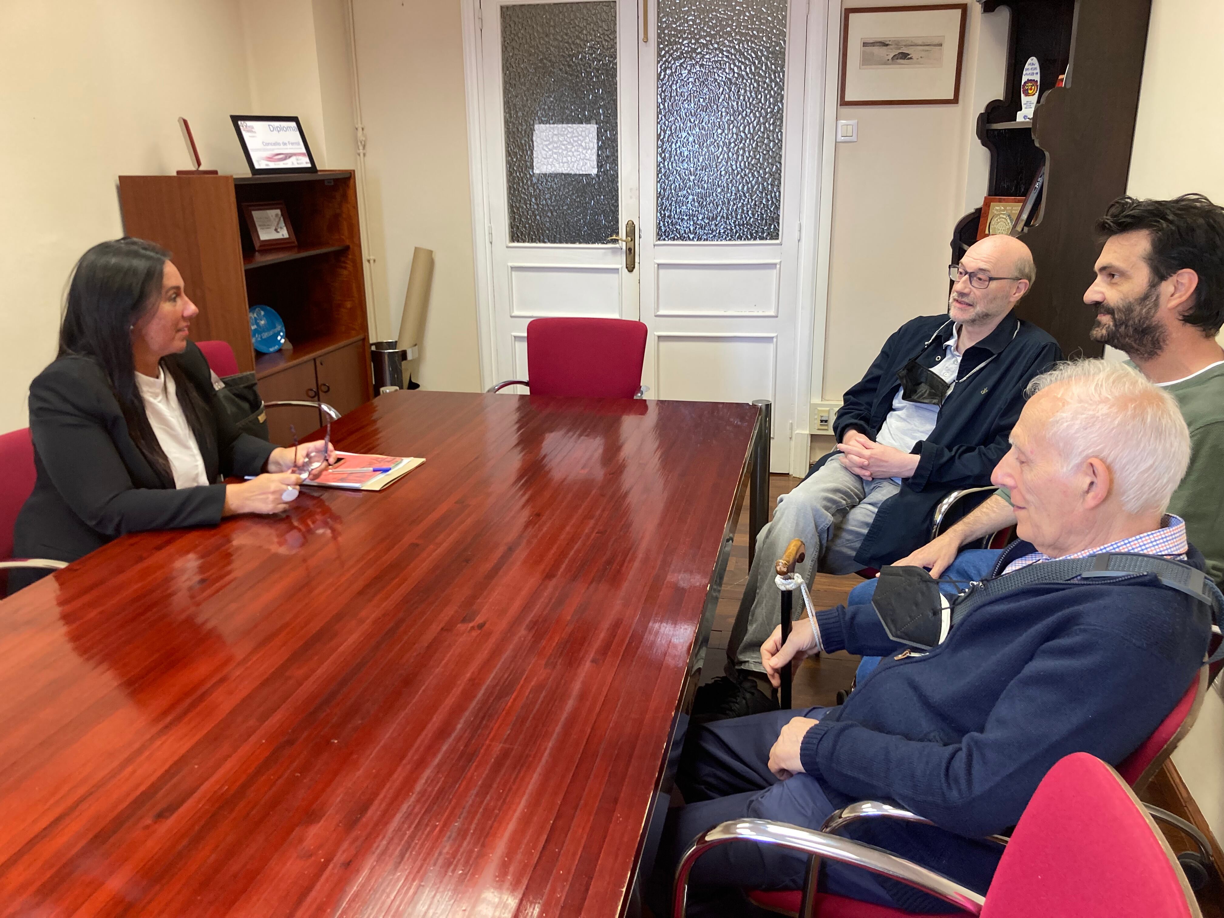 Martínez Montero, con miembros de la entidad vecinal