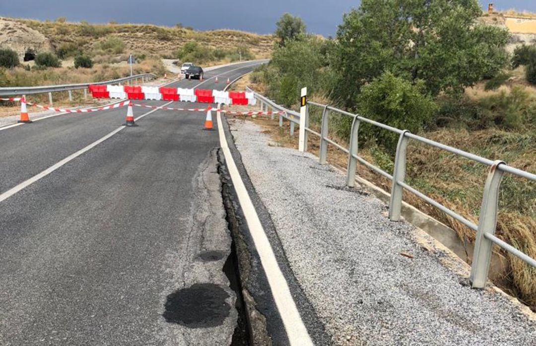 La carretera A-4200 cortada en el puente sobre el río Baza entre Baza y Benamaurel (Granada)