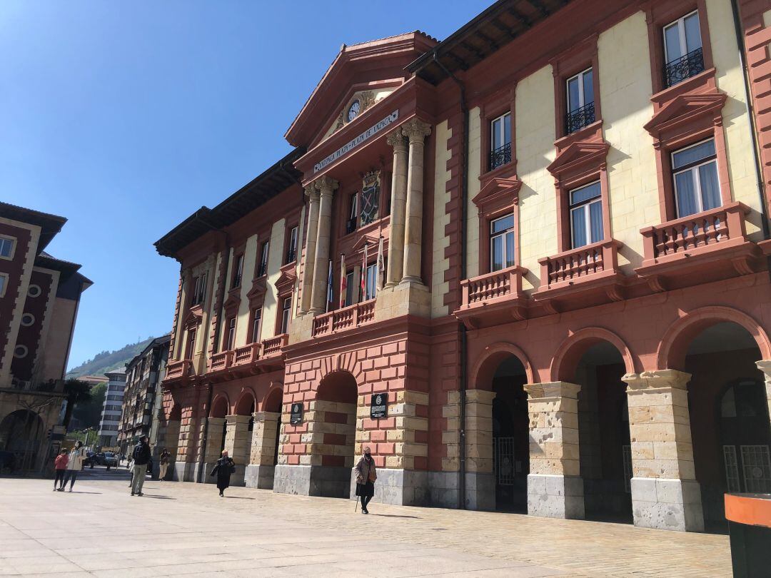 Fachada del Ayuntamiento de Eibar en la tarde de ayer