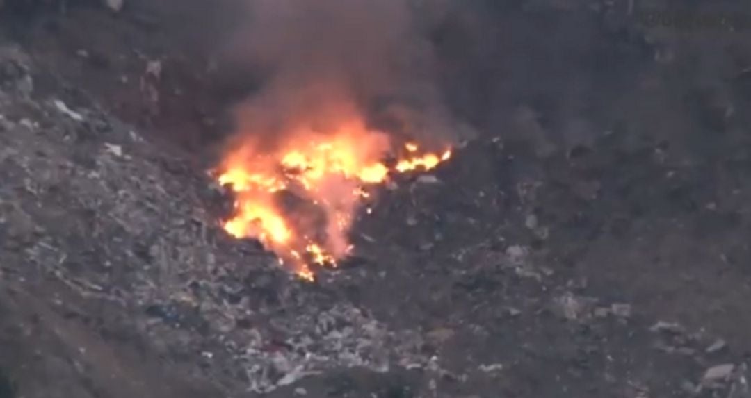 Fuego en el vertedero de Zaldivar.