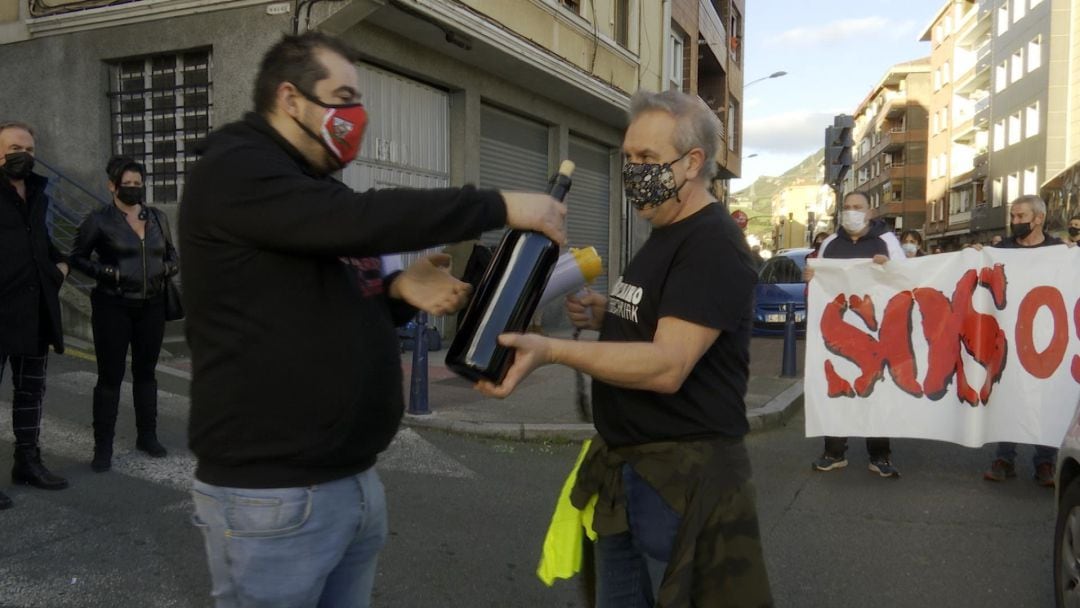 Un hostelero de Santurtzi le pasa &quot;el testigo&quot;a otro de Portugalete en la marcha realizada desde Santurtzi a Bilbao para protestar por la situación del sector. 
 