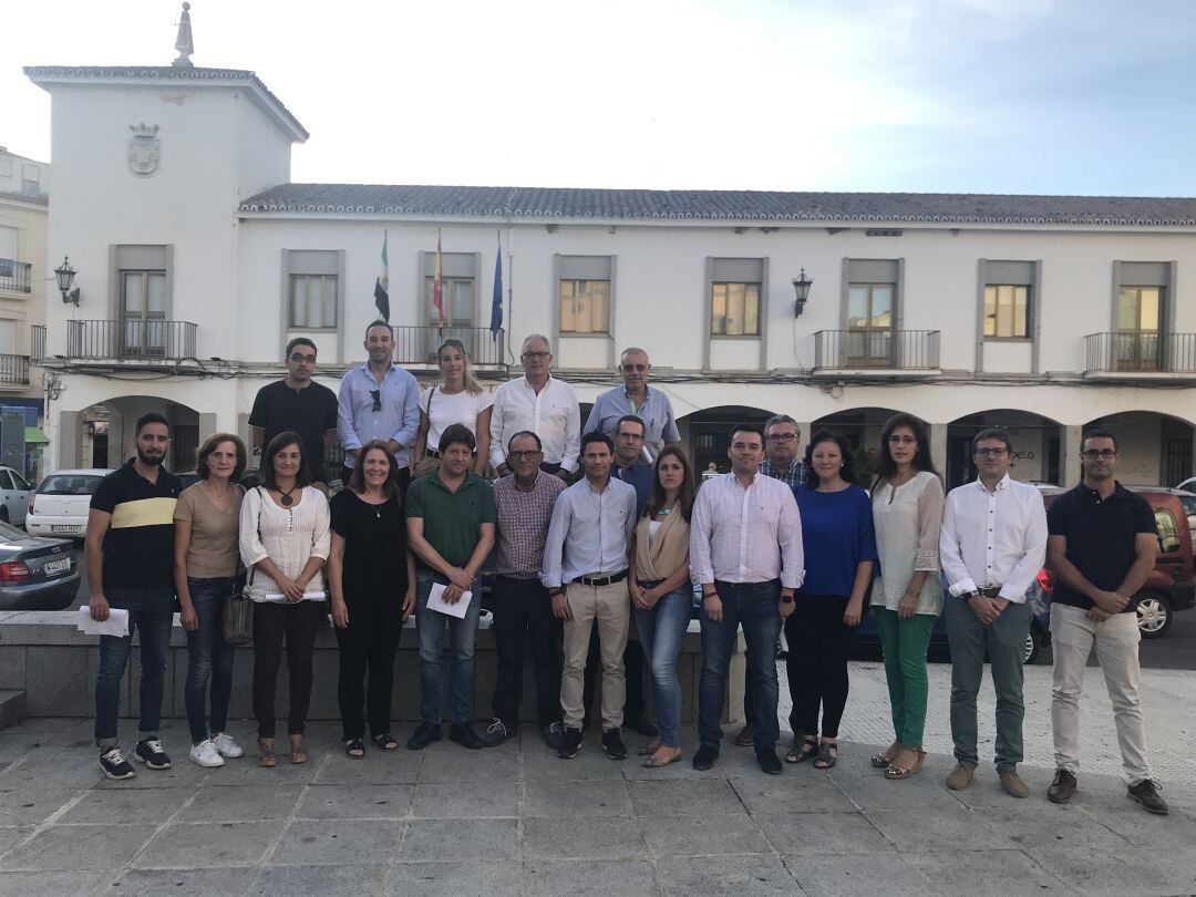 Foto tras la reunión mantenida en Castuera