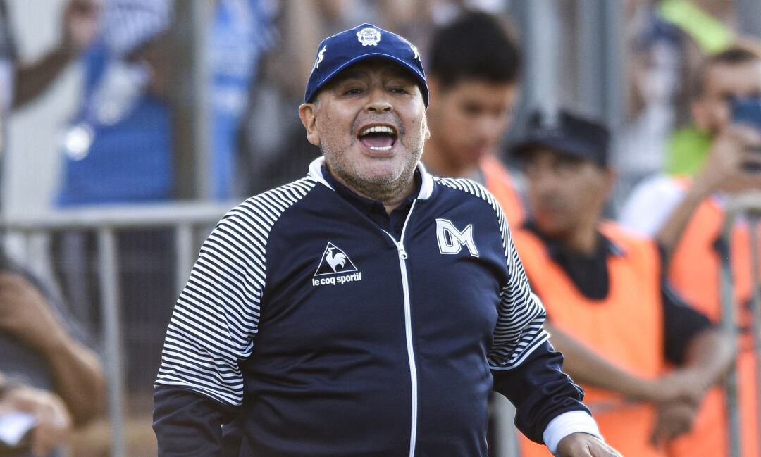 Diego Armando Mardona en la previa de un partido de la Superliga Argentina