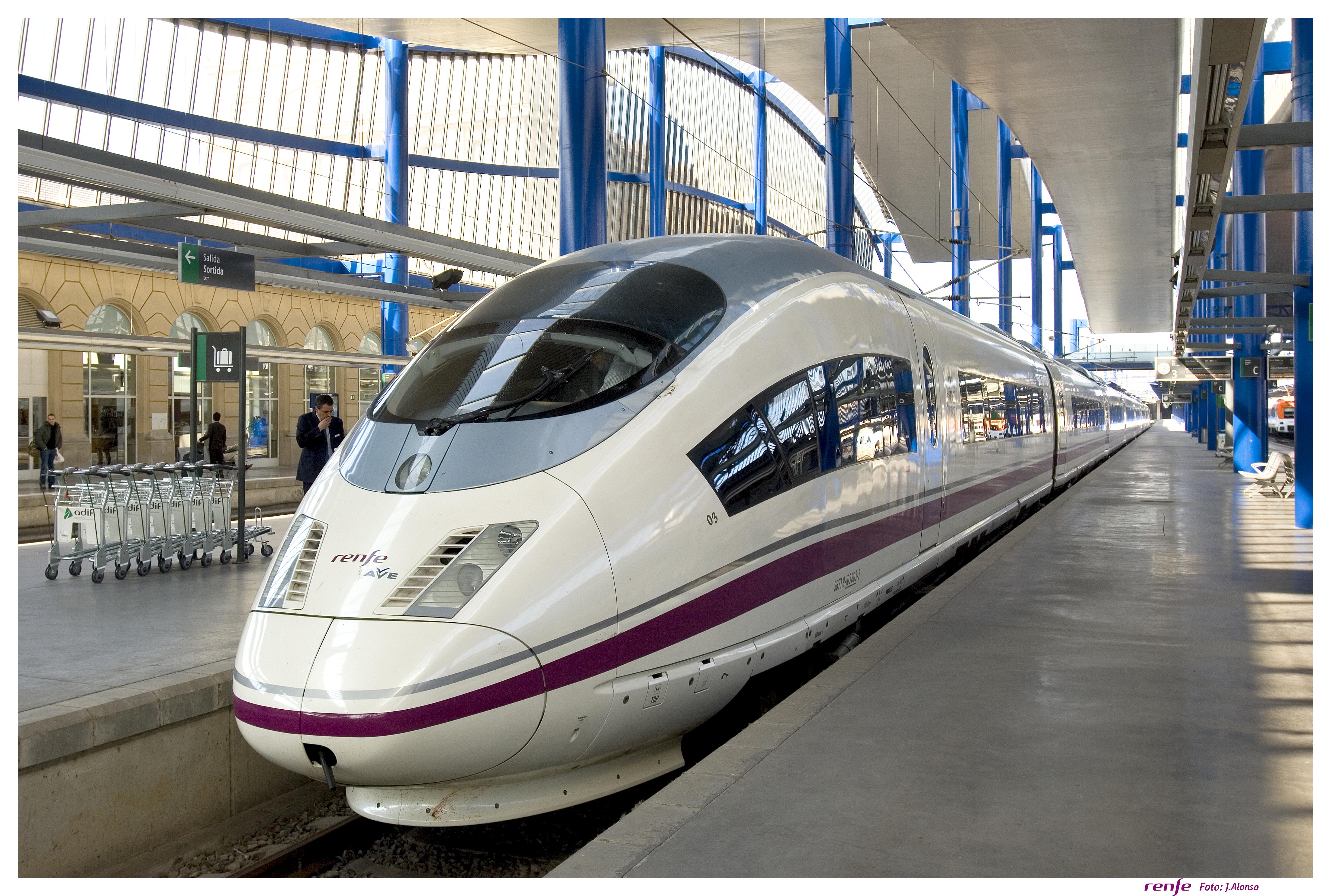 Tren AVE a l&#039;estació de Lleida-Pirineus