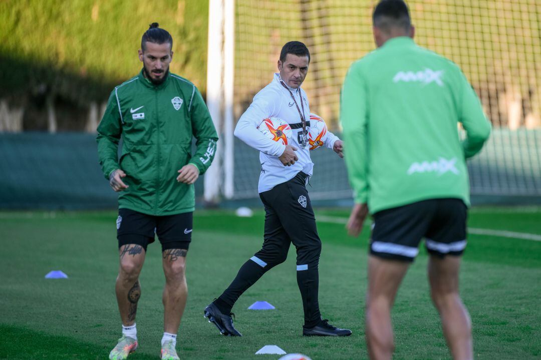 Francisco, en el centro de la imagen, con Darío Benedetto a la derecha