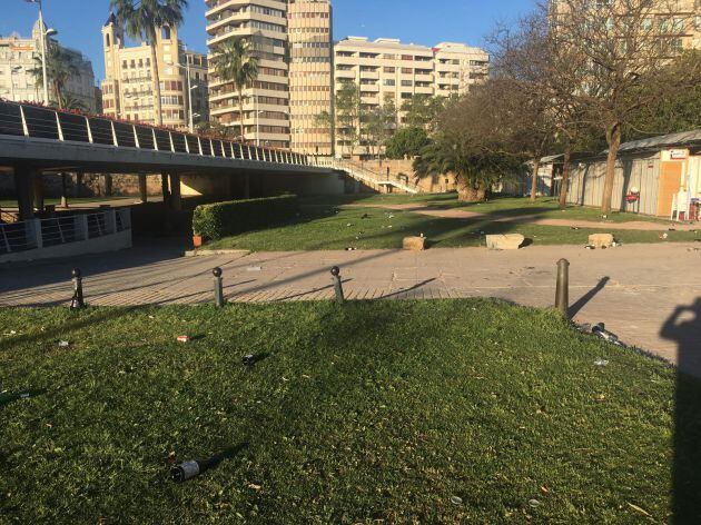 Basura acumulada en el viejo cauce del río Turia en Valencia