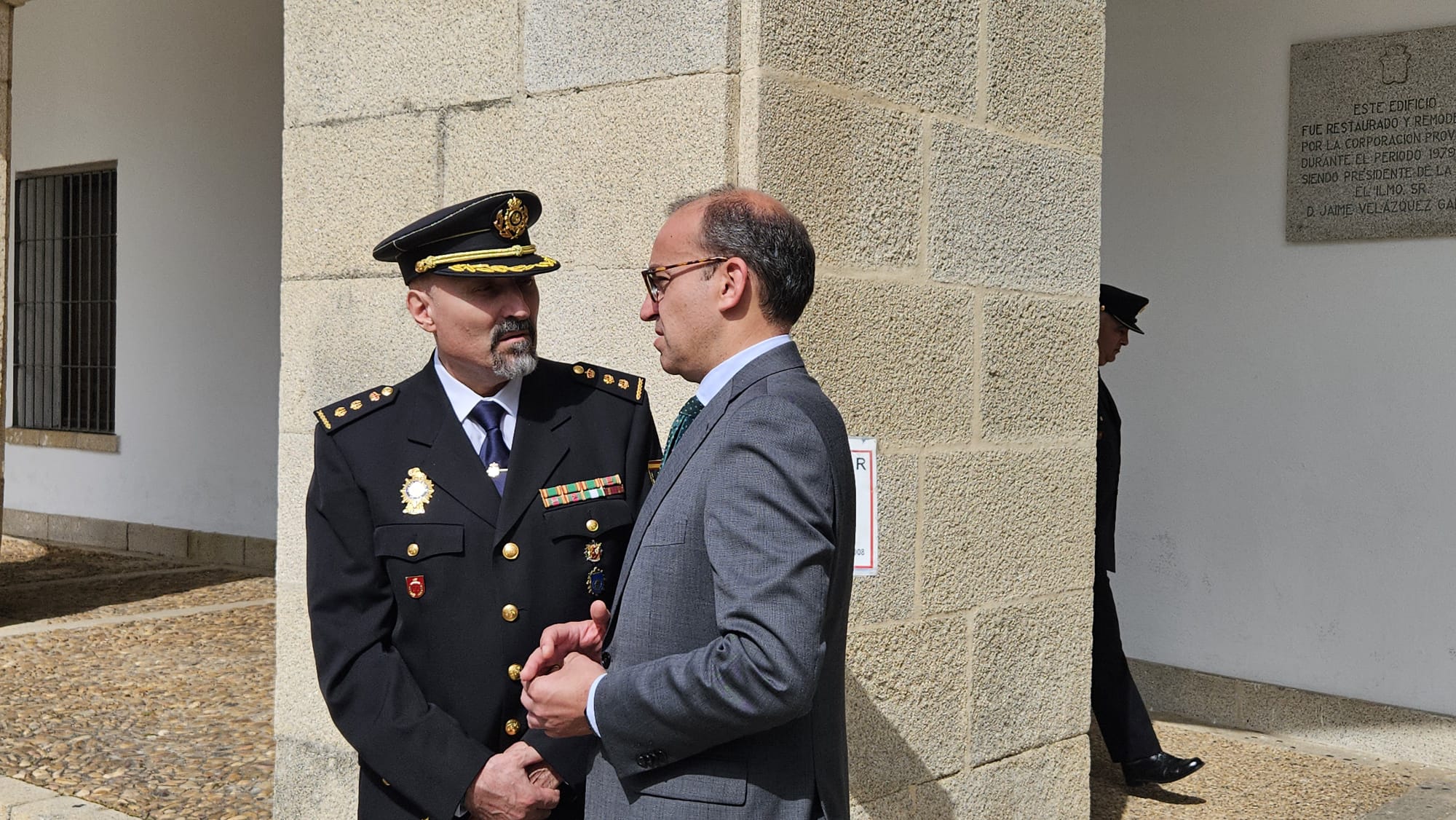 Gregorio Valverde, nuevo comisario, junto a Rafael Mateos, alcalde de Cáceres