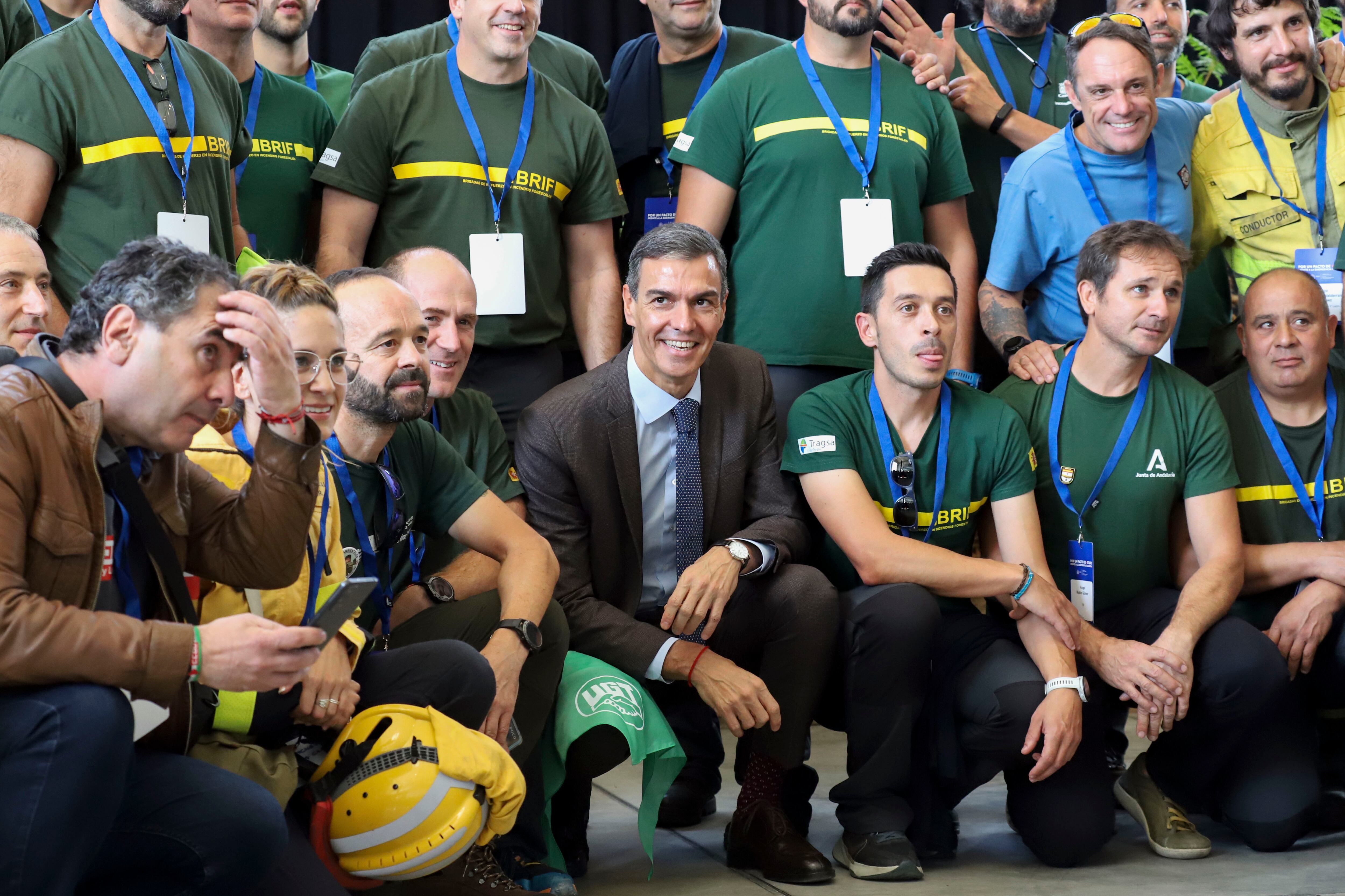 PONFERRADA (LEÓN), 14/10/2025.- El presidente del Gobierno, Pedro Sánchez (c), se fotografía con miembros de las Brigadas de Refuerzo en Incendios Forestales, durante la convención climática celebrada este martes en Ponferrada (León). EFE/ Ana F. Barredo
