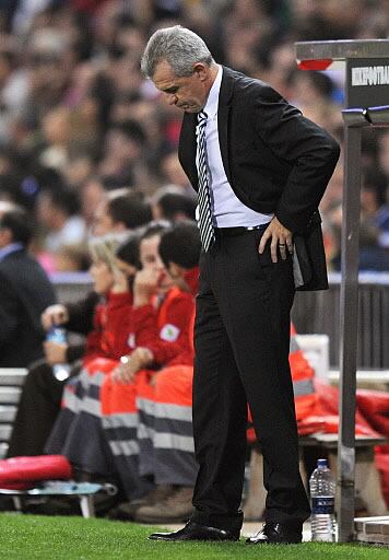 El entrenador mexicano, cabizbajo en un lance del encuentro que su equipo perdió ante el Real Madrid.