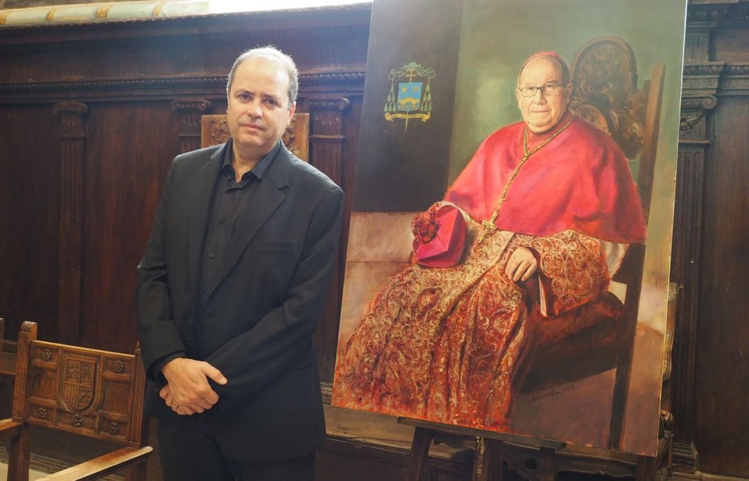 Albareda posa junto al retrato de obispo de Cuenca realizado en 2019