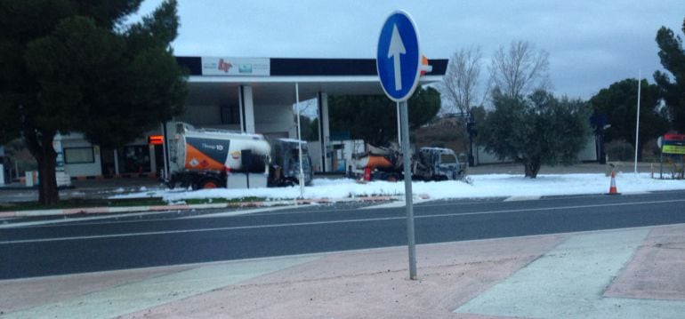 Imagen de la gasolinera afectada por el incendio en la carretera de Polán (Toledo)