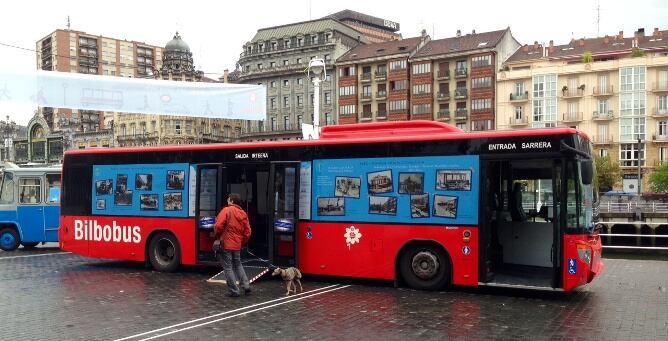 Un Bilbobus, escenario ideal para una exposición sobre el transporte en Bilbao