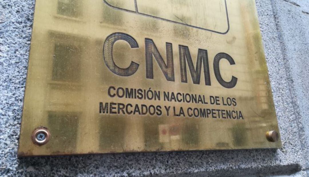 Placa en la entrada de la CNMC en Madrid