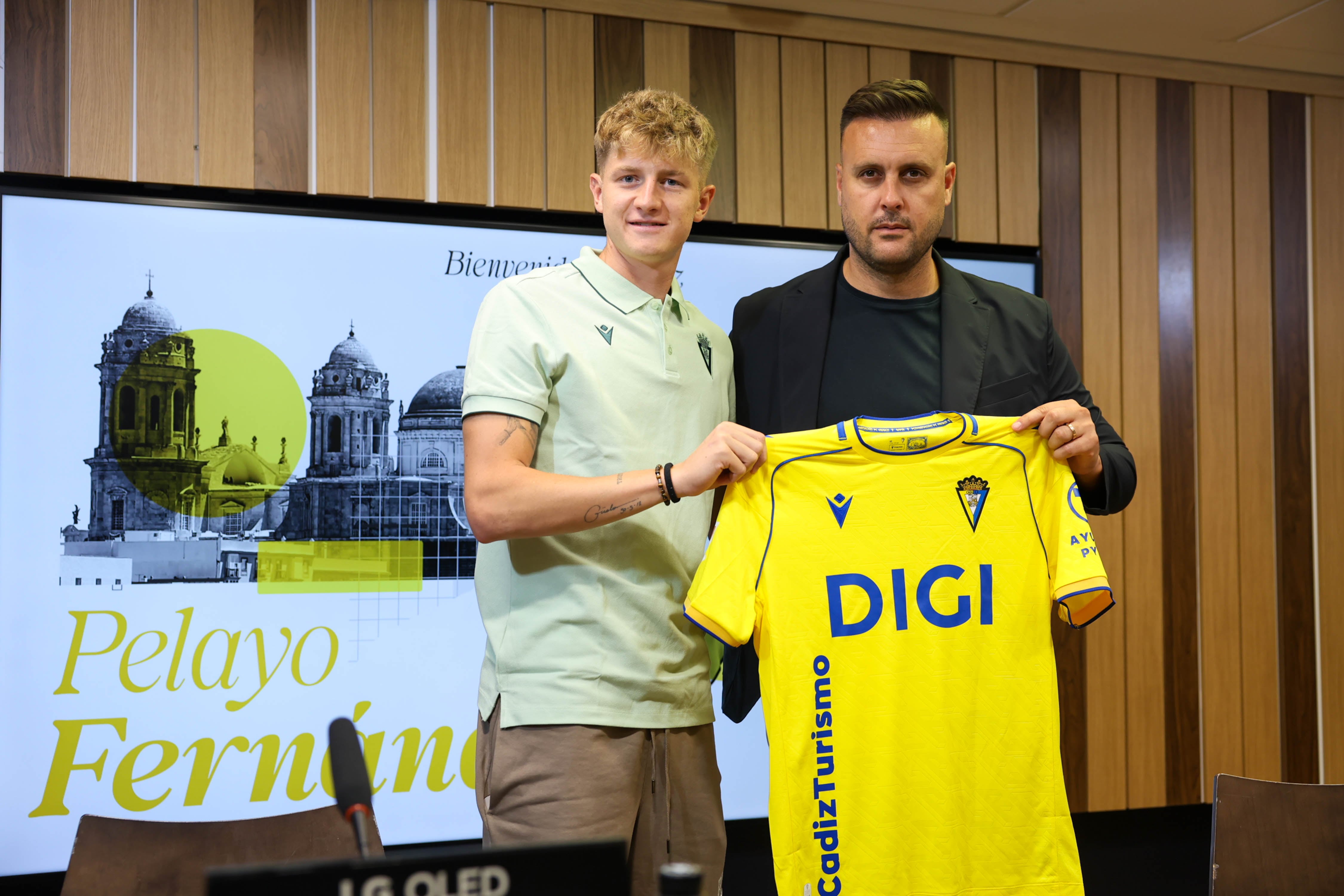 Pelayo Fernández junto a Juan Cala, coordinador de la dirección deportiva gaditana, en la sala de prensa del Nuevo Mirandilla en el día de su presentación como nuevo jugador del Cádiz CF.