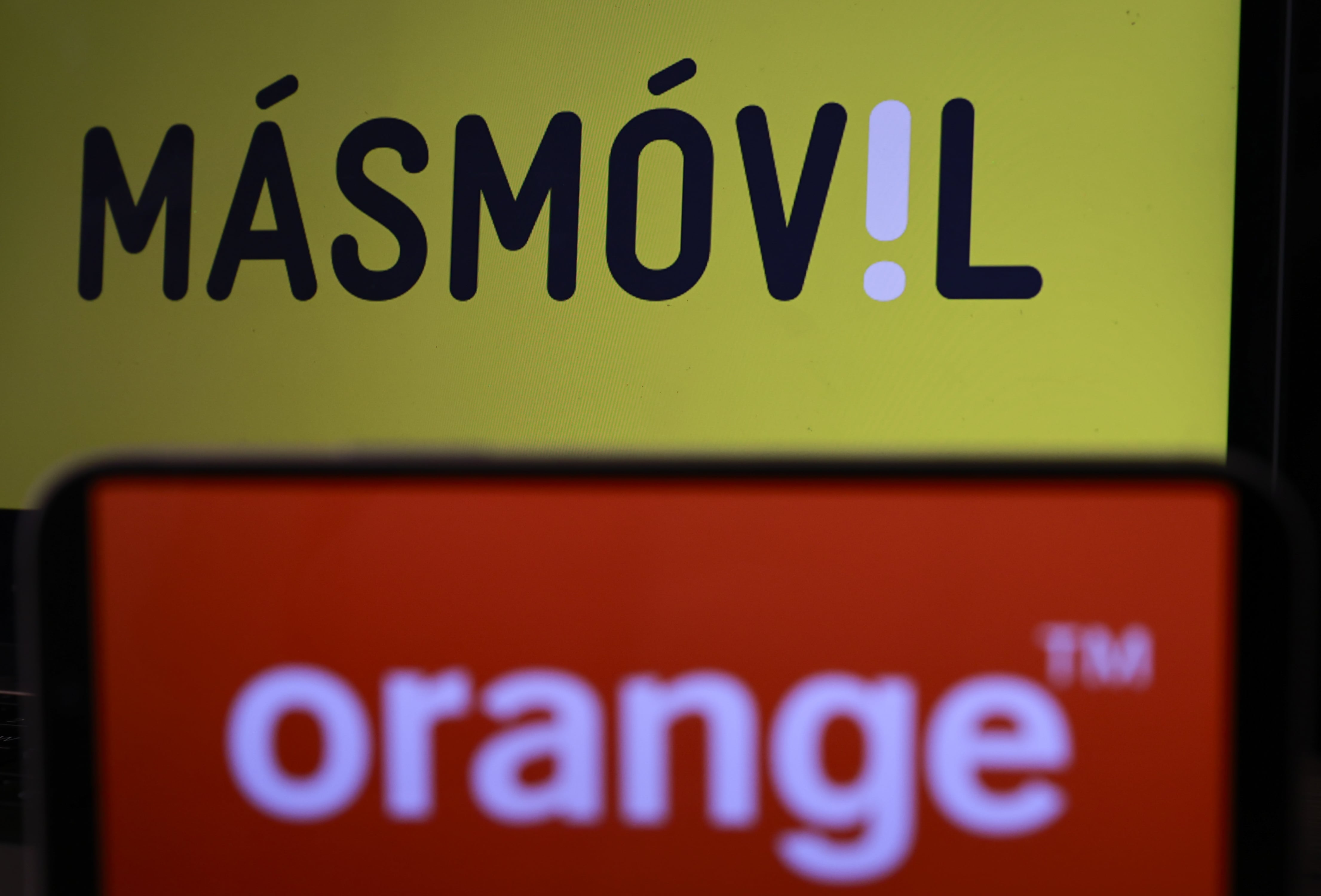 Montaje de los logos de MásMóvil y Orange